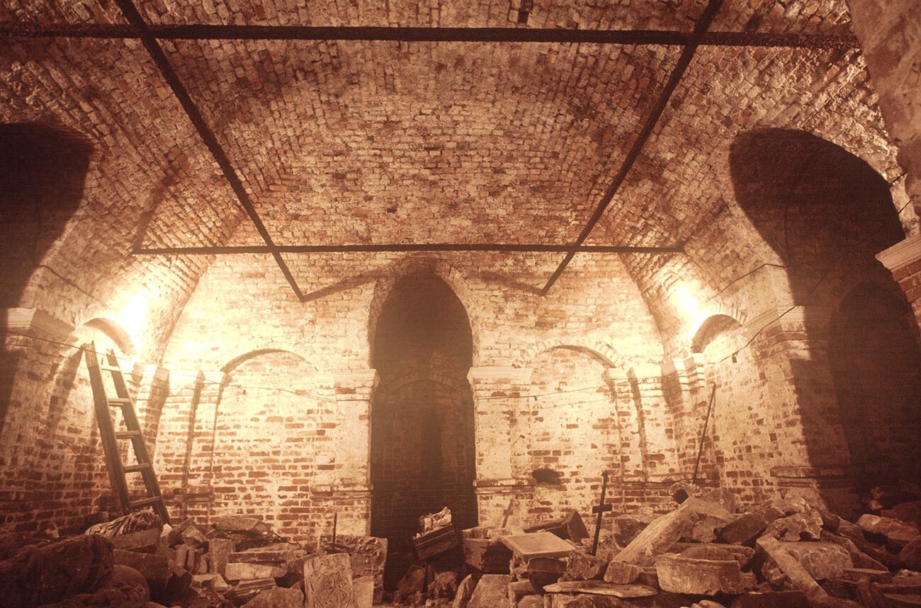 Église de l’Ascension, intérieur. Chambre du rez-de-chaussée, vue vers l’est, avec voûtes massives en brique et tirants soutenant la structure principale.