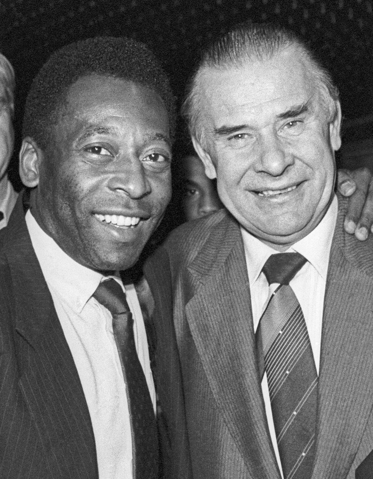 Pelé e o goleiro soviético Lev Iáchin se encontram no aeroporto, em 1988.