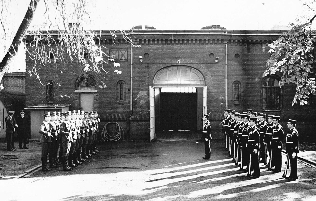 Menjava straže francoskih in sovjetskih oboroženih sil v zaporu Spandau. Zahodni Berlin