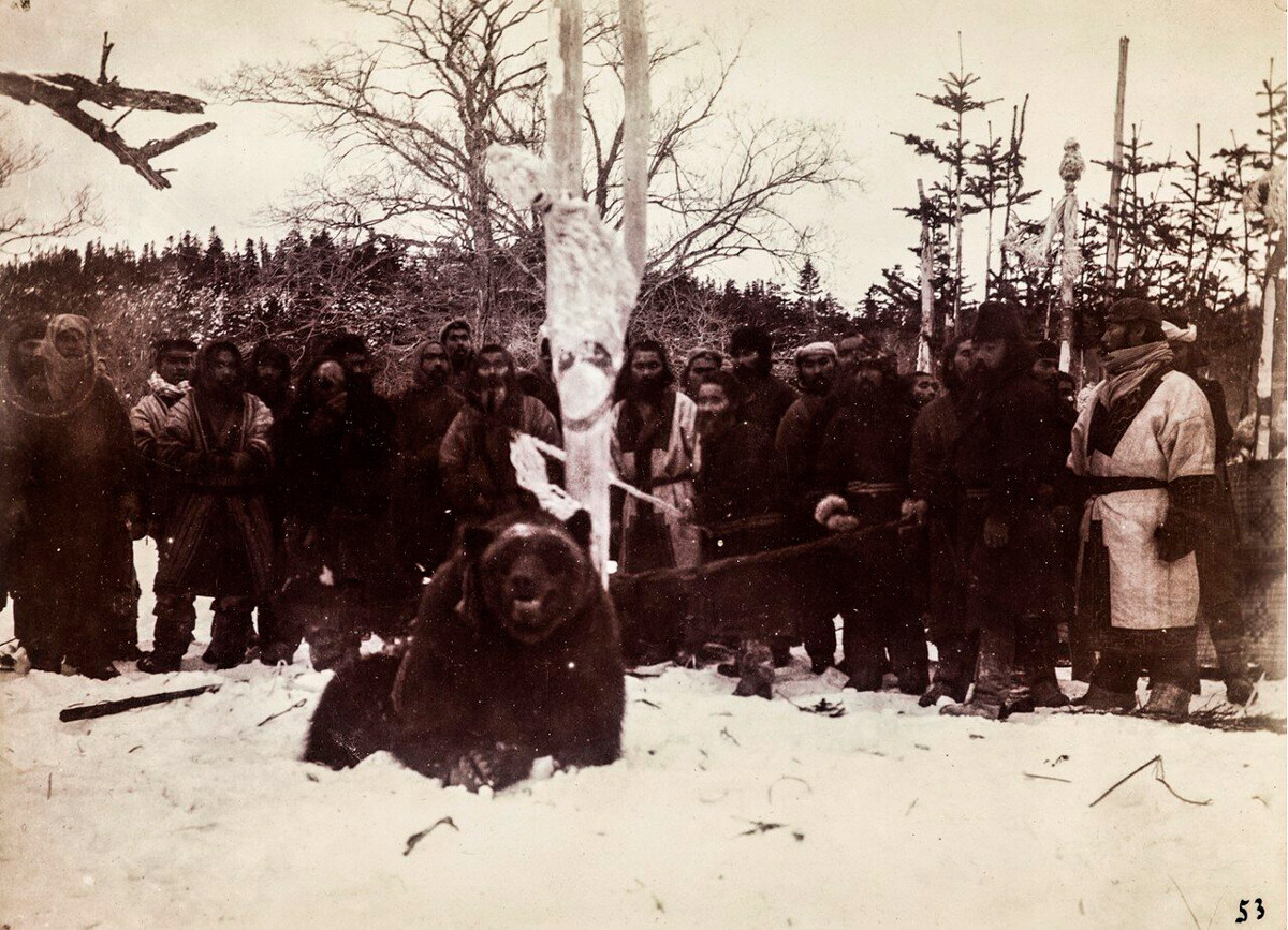Lors de la fête de l'ours du peuple des Aïnous sur l'île de Sakhaline. Deuxième jour - libération de l'ours.