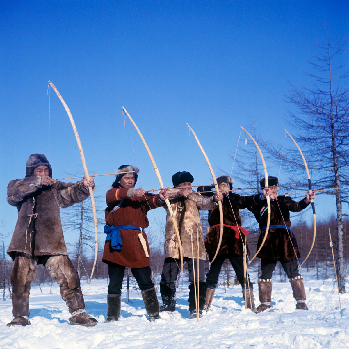 Состязание стрелков из лука на традиционном Медвежьем празднике нивхов, 1970, Сахалинская область.