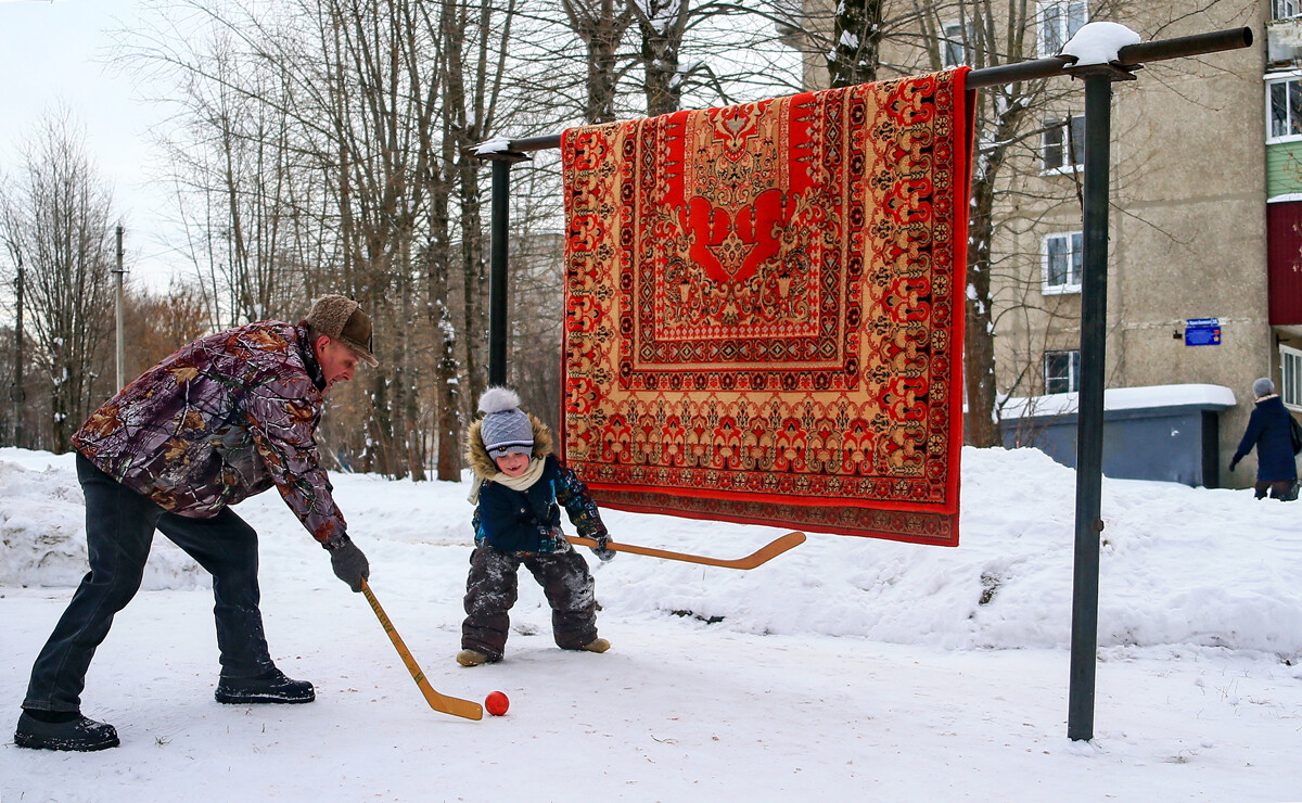 Ivanovo. Un uomo gioca con il suo bambino nel cortile di un condominio in via Marshal Vasilevskij; vicino a loro, un tappeto appeso