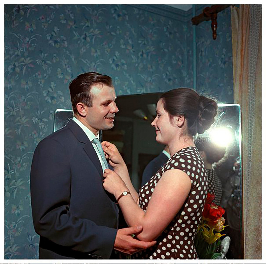 Il pilota e cosmonauta Jurij Gagarin a casa con sua moglie Valentina, 1962
