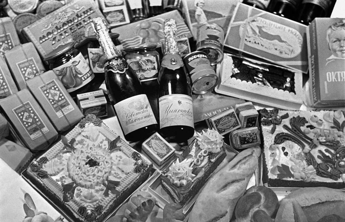 Confezioni natalizie per la tavola di Capodanno esposte nel negozio Eliseevskij. Mosca, 1954