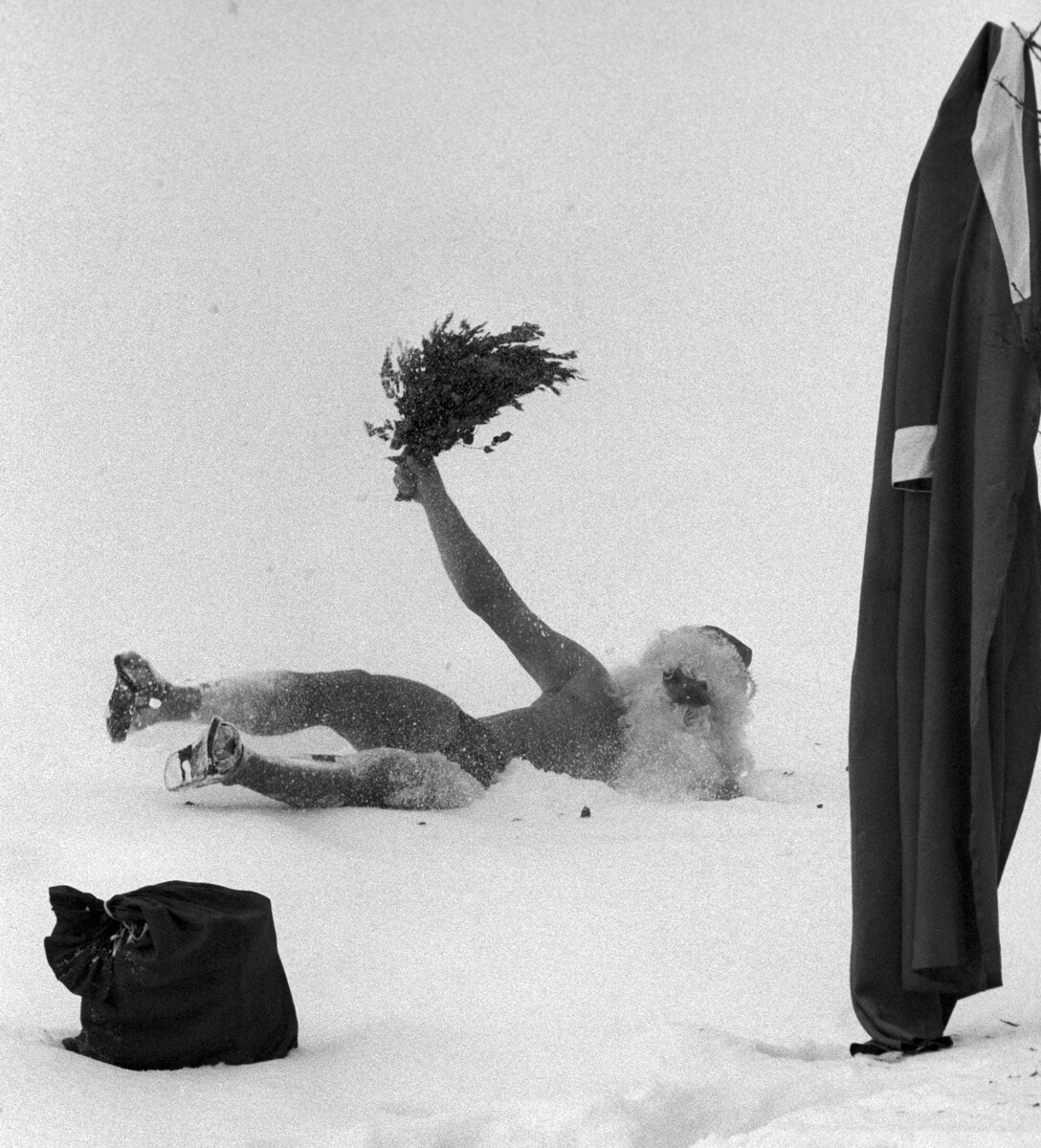 Ded Moroz (Nonno gelo) si tuffa nella neve. Oblast' di Mosca, 1985