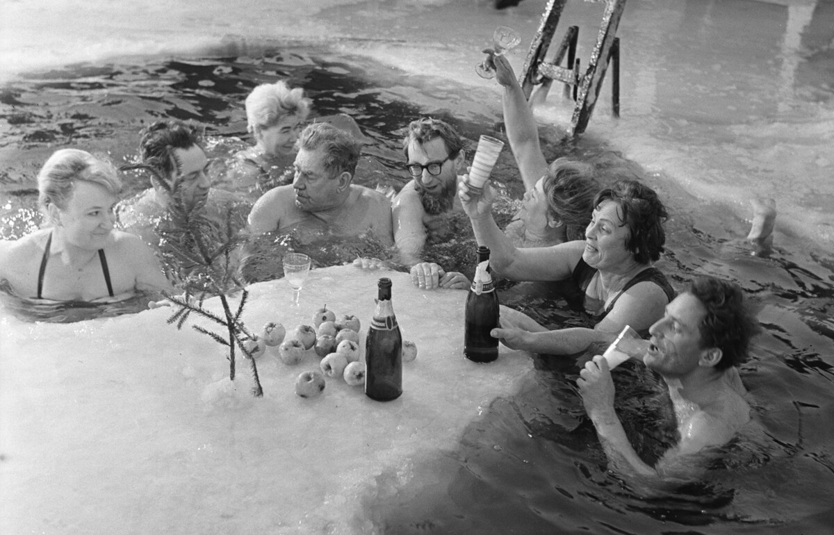 Brindisi di capodanno con tuffo nel ghiaccio nella città di Gorkij, 1967