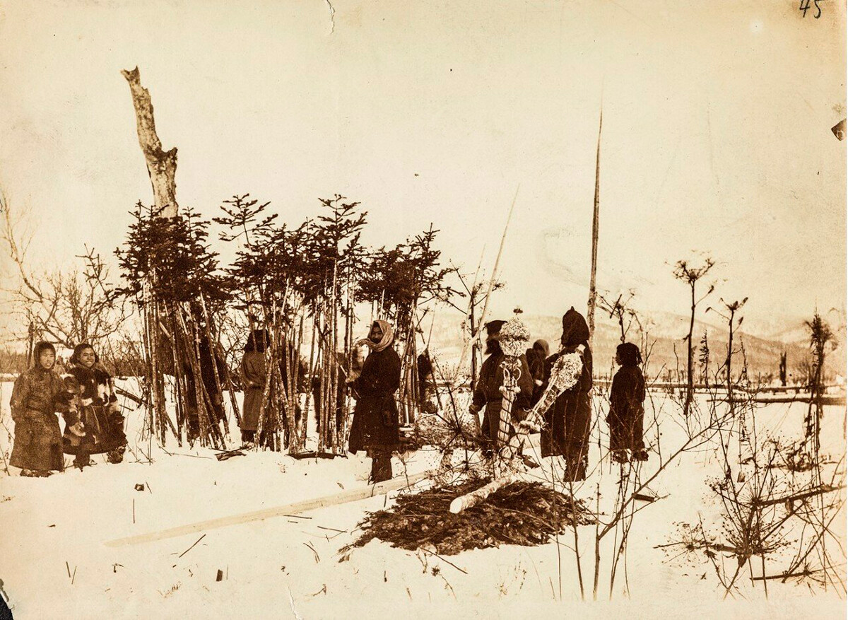Na medvedjem prazniku ljudstva Ainu na otoku Sahalin. Četrti dan - odnašanje medvedovih kosti in njihovo obešanje.