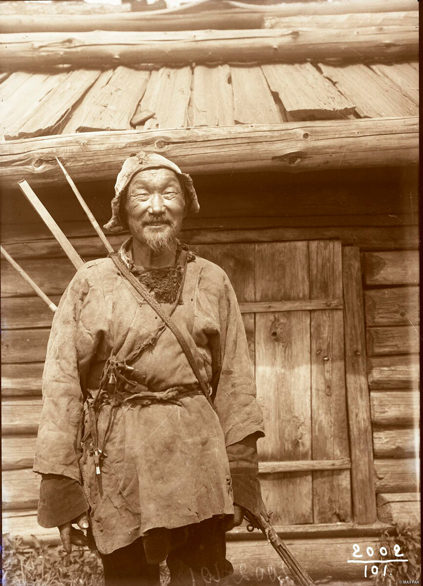 Evenks. A hunter with equipment, 1912.