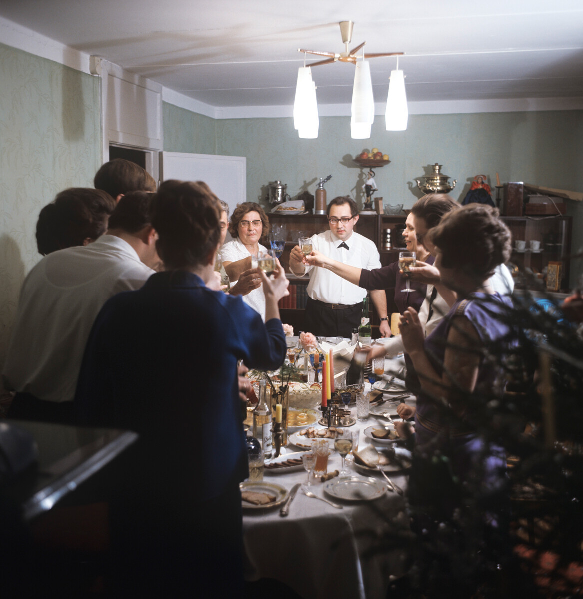 Za novoletno mizo v družini Aleksandra Gusjkova, moskovskega inženirja Giprotis projektantskega inštituta (Gosstroj ZSSR), 1971