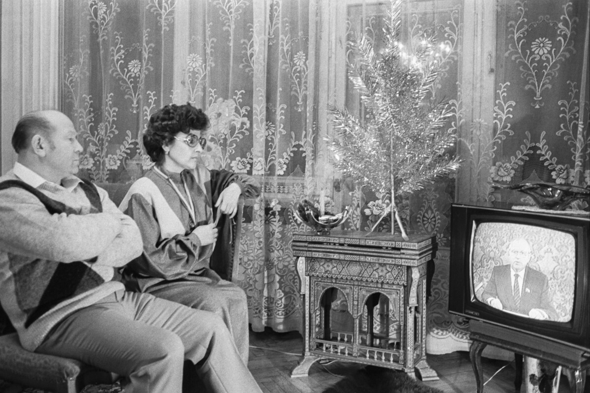 1. januarja leta 1986. Pilot-kosmonavt A. Leonov in njegova žena gledata nagovor generalnega sekretarja Centralnega komiteja Komunistične partije Sovjetske zveze Mihaila Gorbačova na nacionalni televiziji