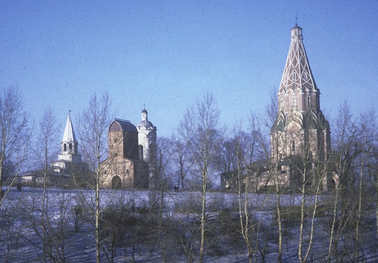 Moskow. Pemandangan tenggara perkebunan Kolomenskoye. Dari kiri: Gerbang Depan, Menara Air, Menara Lonceng, Gereja Kenaikan. 20 Februari 1972