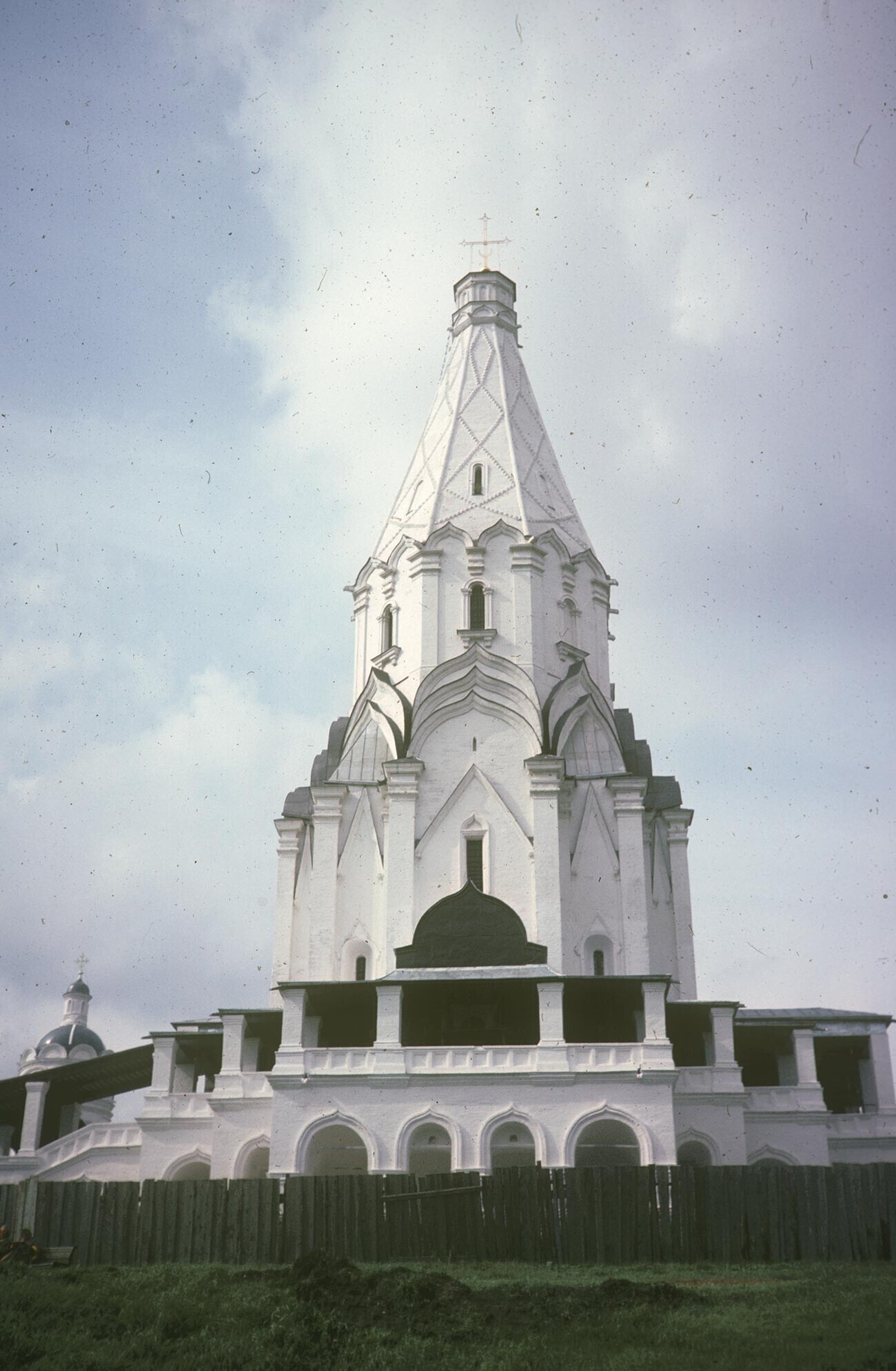 Gereja Kenaikan. Pemandangan timur diambil setelah gereja dikapur sebelum Olimpiade 1980. 16 September 1979