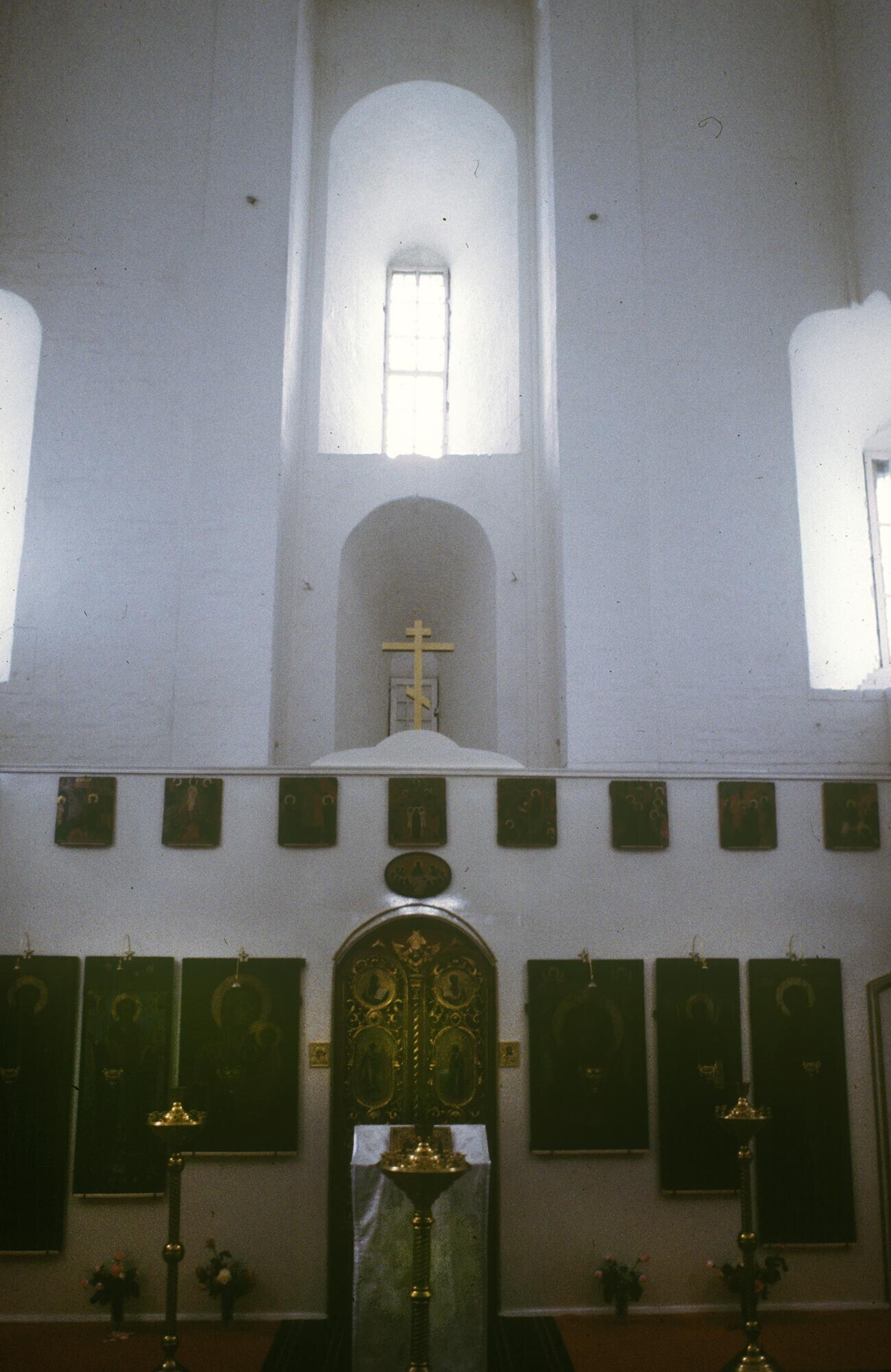 Gereja Kenaikan, interior. Layar ikon sementara di depan ceruk altar. 28 Mei 1999