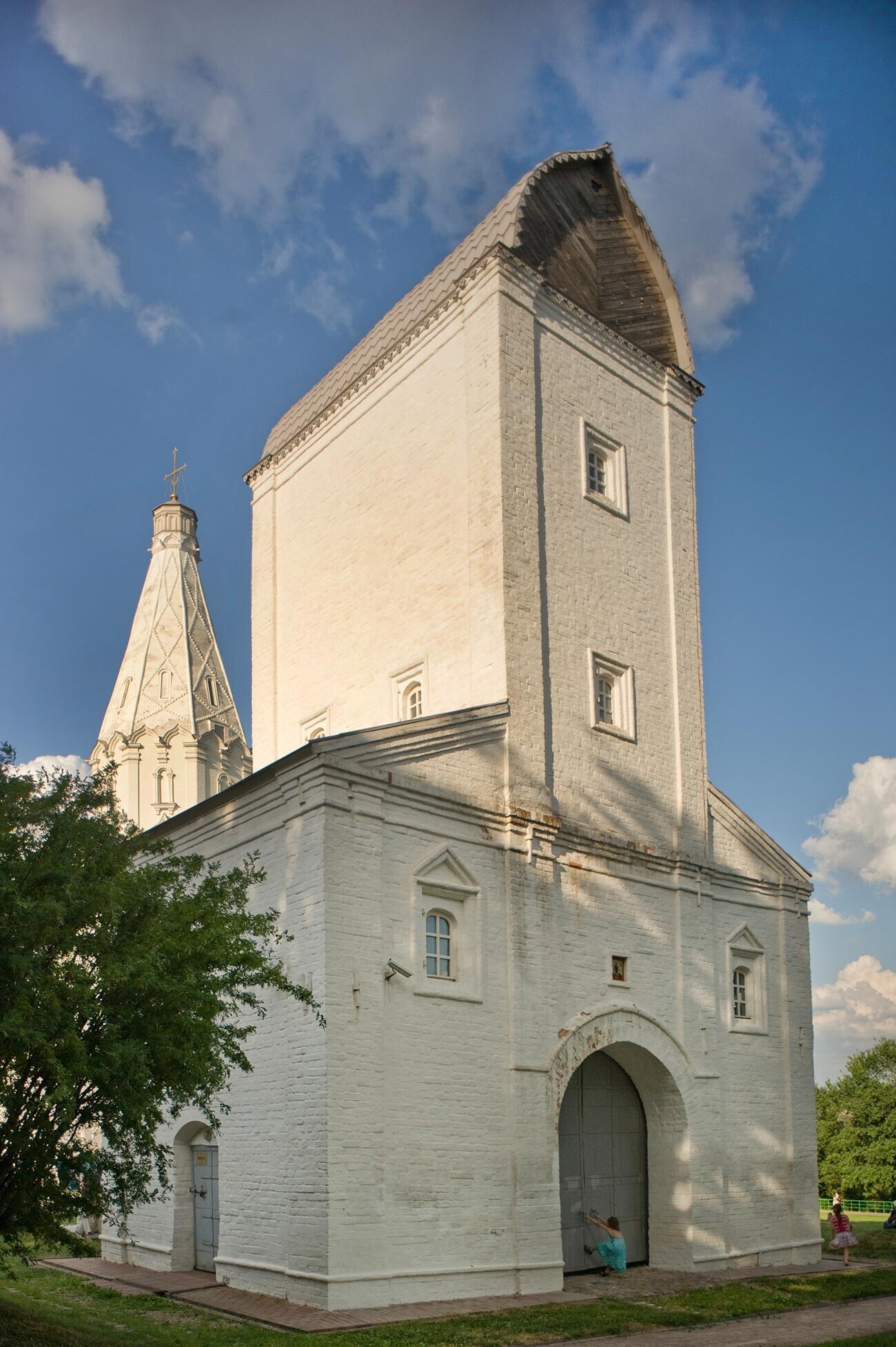 Menara air. Latar belakang kiri: Menara Church of Ascension. 8 Juni 2014