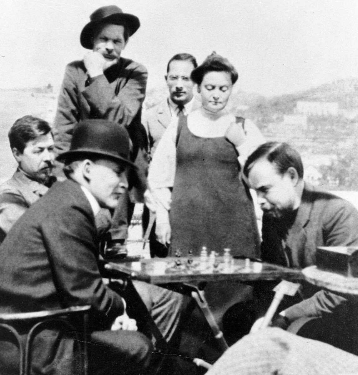 Lenin (a sinistra) gioca a scacchi con A. A. Bogdanov (a destra), durante una sua visita in Italia allo scrittore M. Gorkij 1908