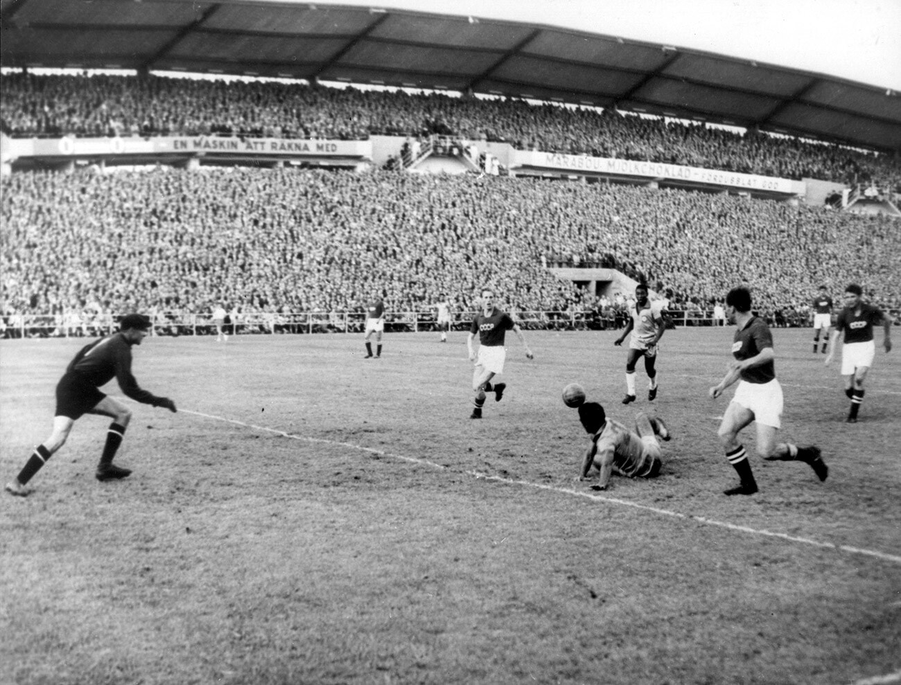 Pertandingan grup Piala Dunia FIFA 1958 antara Brasil dan Uni Soviet.