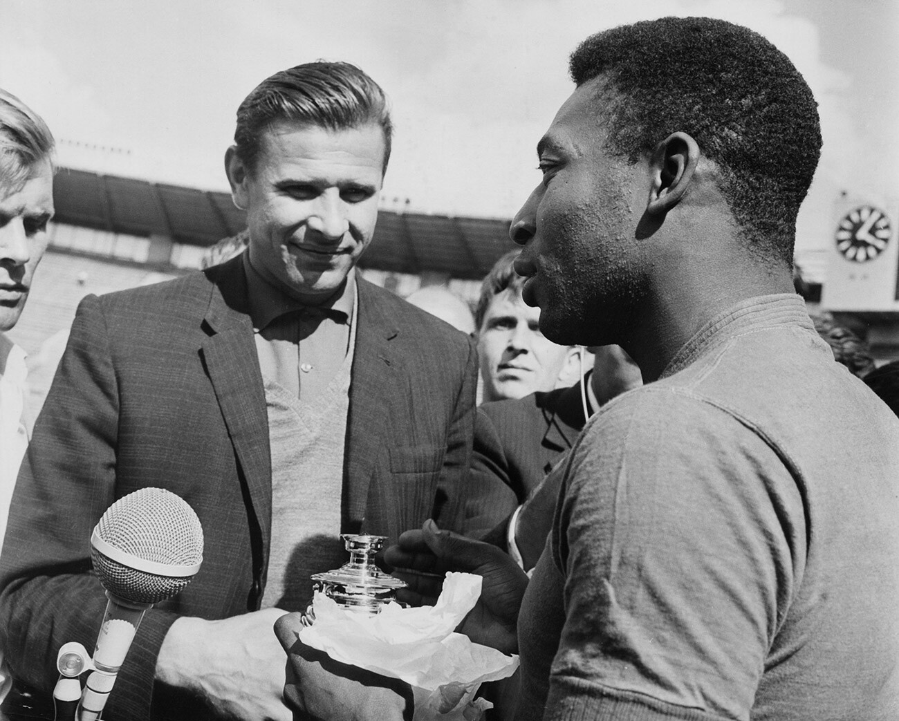 Lev Yashin mempersembahkan samovar mini kepada Pelé sebelum pertandingan persahabatan di Moskow, 1965.