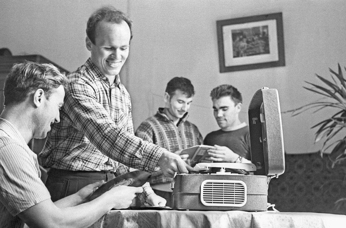  Заводско общежитие, 1963 