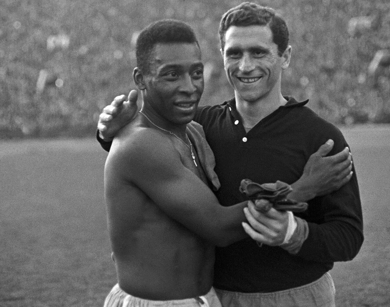 Pelé und der sowjetische Torwart Ansor Kawasaschwili nach dem Freundschaftsspiel in Moskau, 1965.
