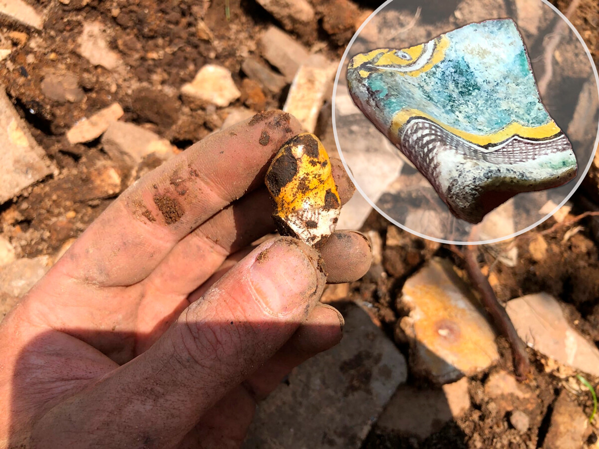 発掘で見つかった陶器の破片