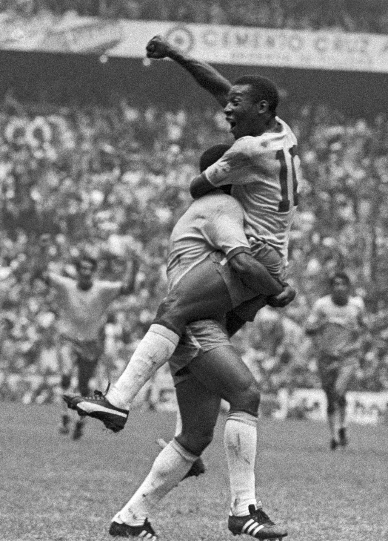 Brazilski napadalec Pelé slavi po svojem prvem golu proti Italiji. Brazilski nogometaši so postali svetovni prvaki, potem ko so na finalni tekmi premagali Italijo s 4:1.