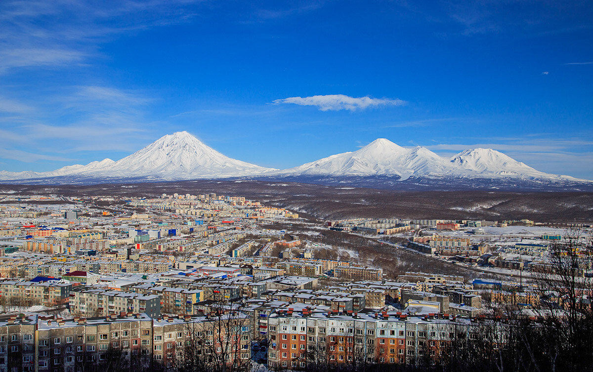 Petropávlovsk-Kamchatski. Vista a los volcanes y la ciudad.