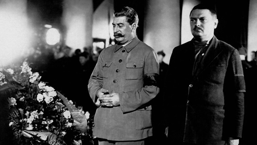 Joseph Stalin e Andrej Zhdanov davanti alla bara di Sergej Kirov