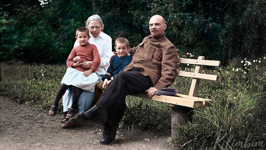 Nadezhda Krupskaya dan Vladimir Lenin di Gorki, 1922. Anak-anak yang bersama mereka adalah keponakan Lenin, Viktor dan Vera.