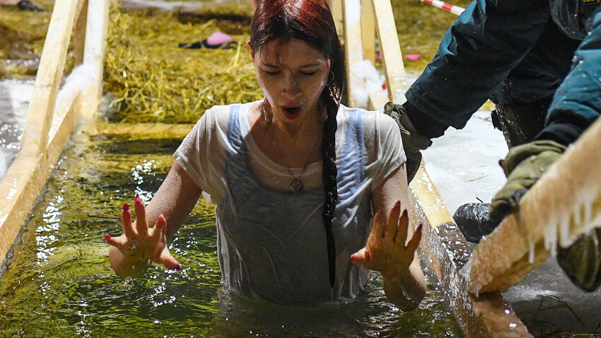 Kopanje ob Jezusovem krstu na reki Ob v Novosibirsku