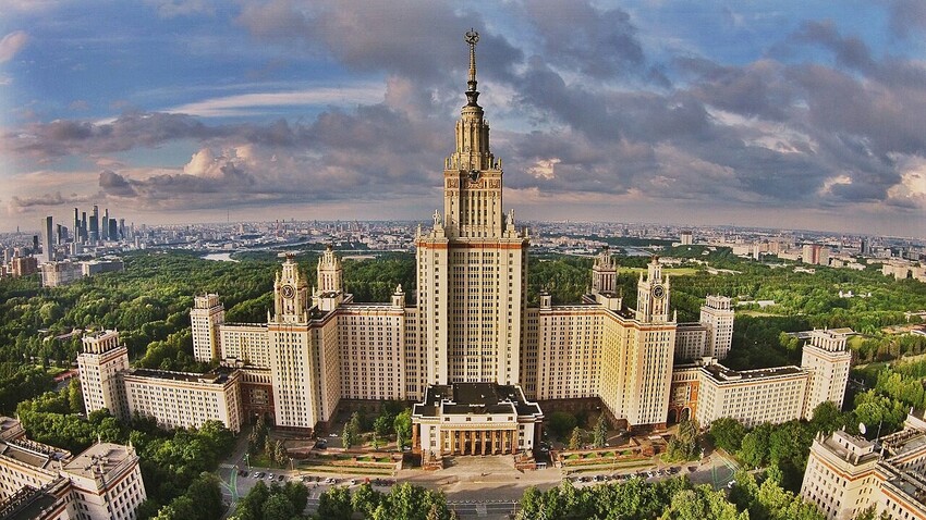 Vista aérea de la Universidad Estatal de Moscú
