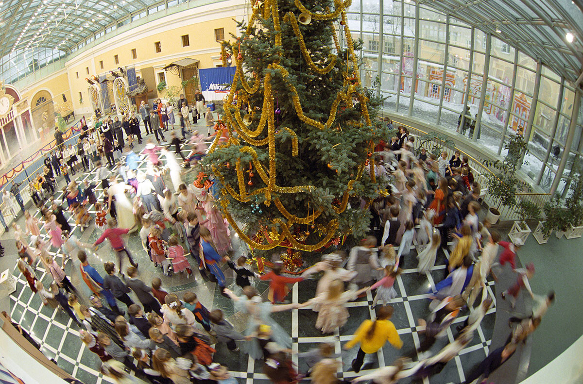 Ruski ples 'horovod' (kolo) okrog božičnega drevesa na novoletni zabavi-maškaradi 'Jolka' 