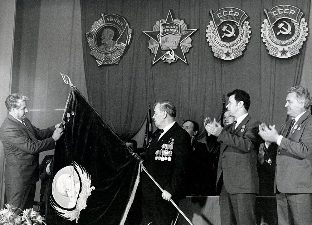 Boris Yeltsin sebagai Sekretaris Komite Partai Sverdlovsk (Yekaterinburg) mempersembahkan Orde Spanduk Merah Buruh ke Pabrik Pervouralsk
