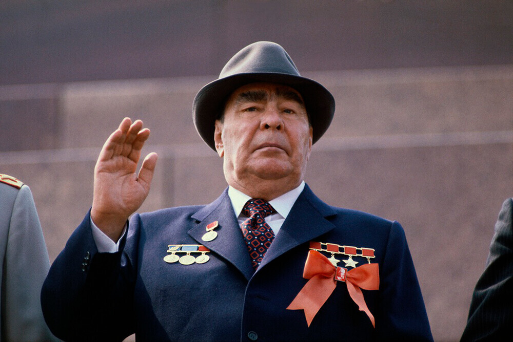 Leonid Brezhnev di atas Mausoleum Lenin — dia adalah Sekretaris Jenderal Komite Pusat Partai Komunis