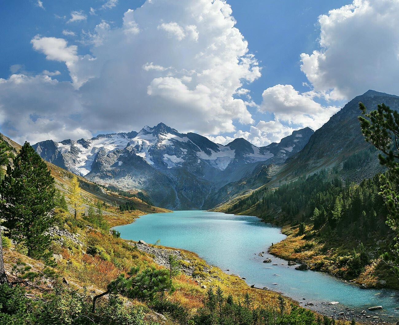 Русија, Алтај, Република Алтај, Катунски гребен. Мултинското езеро Попречни. Алтај се наоѓа на листата на светското наследство на УНЕСКО.

