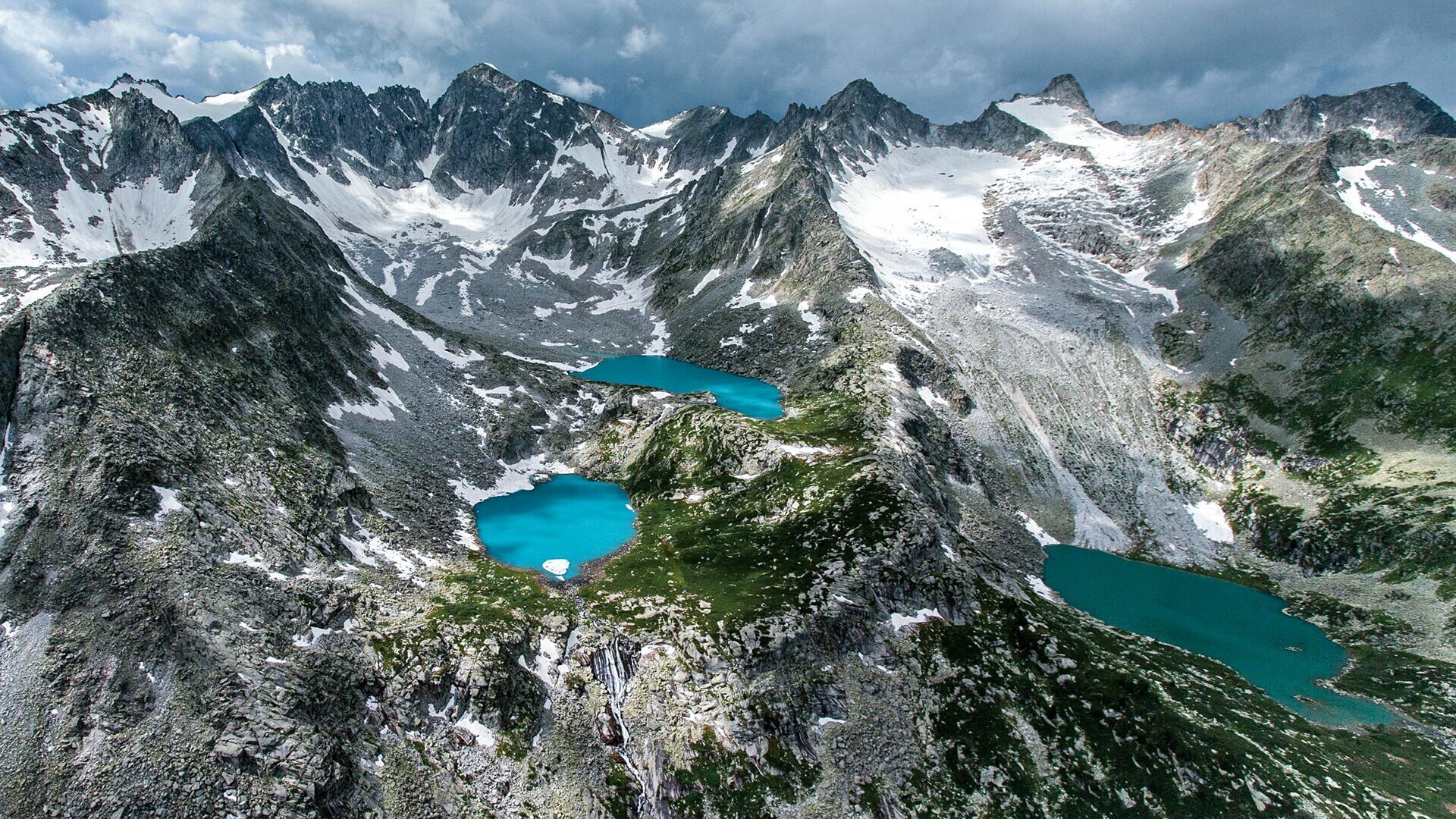 Република Алтај. Мултинските езера се група езера на северната падина на Катунскиот гребен на Алтајските планини.

