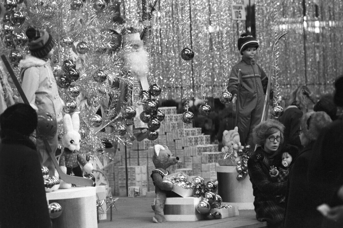 Подароци за деца во стоковната куќа „Детски свет“, 1982, Москва.

