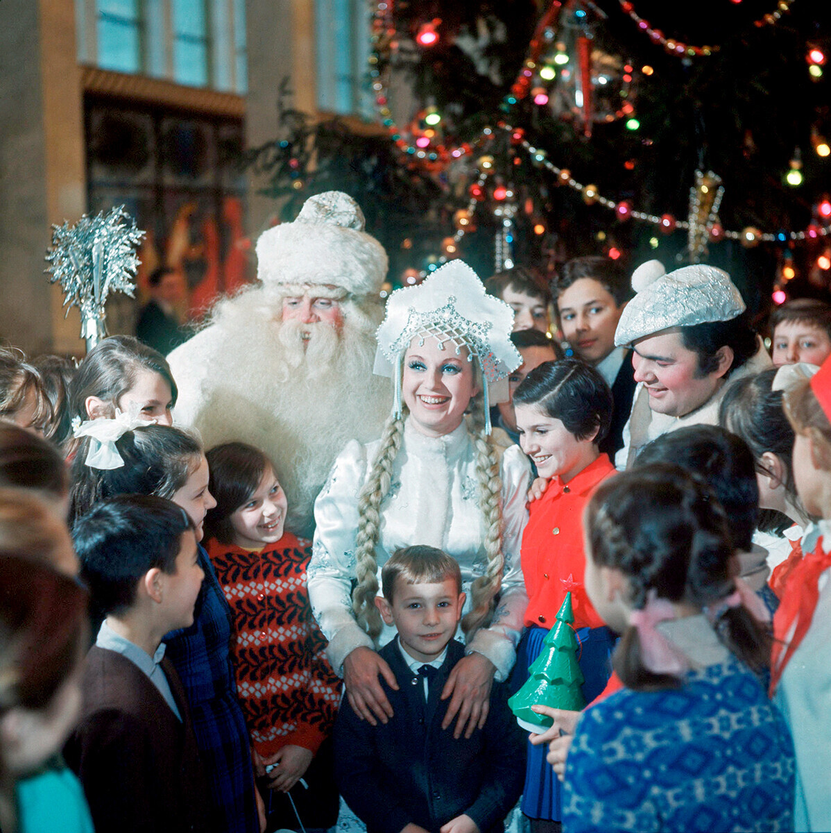 Дедо Мраз, Снегурочка и Снешко Белчо на ученичка новогодишна прослава, 1971.

