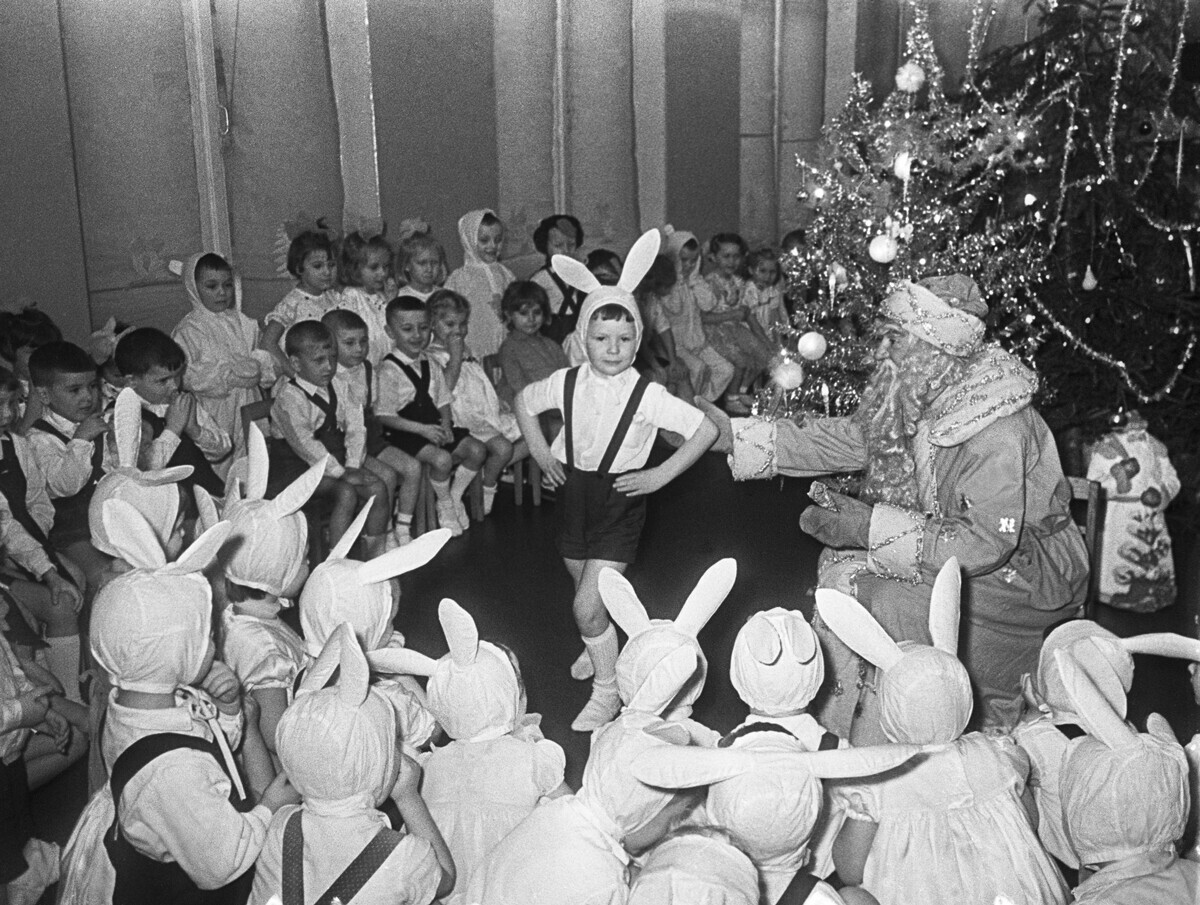 Новогодишна прослава, 1963.