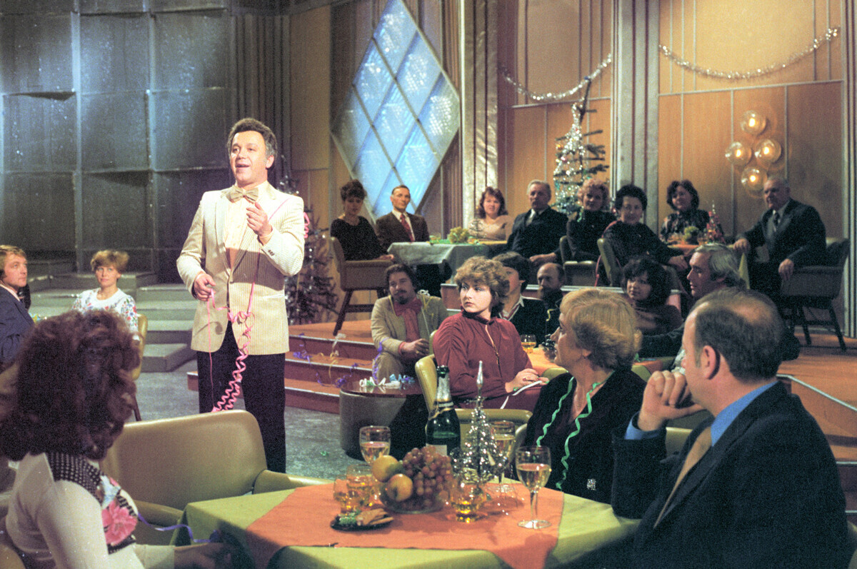 Јосиф Кобзон во новогодишната ТВ-емисија „Сино пламенче“, 1980.

