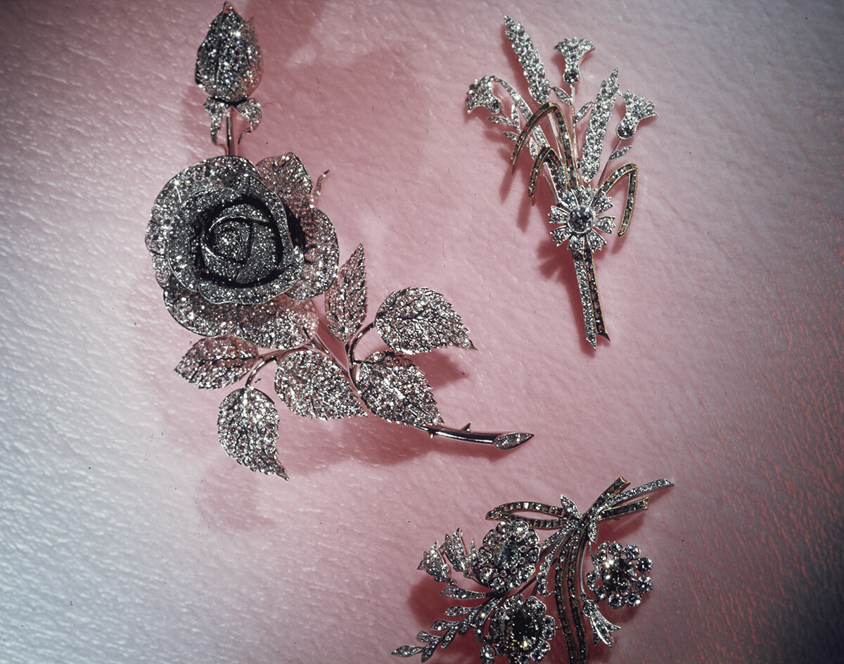  Брошки с изумруди от Диамантения фонд на Кремъл 