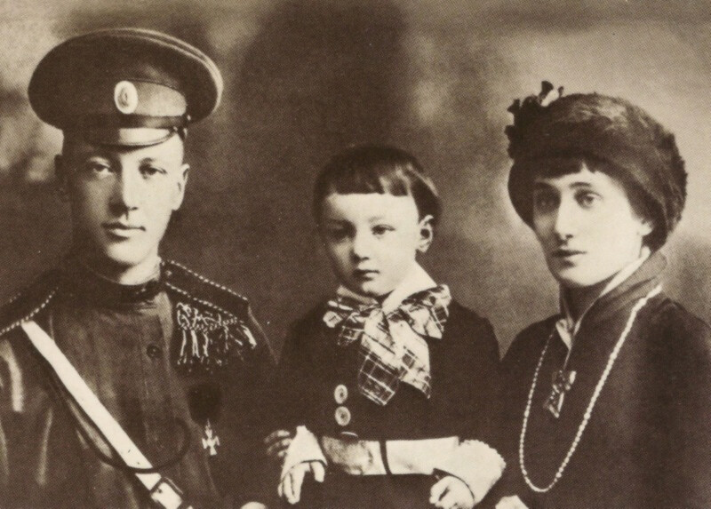 Nikolái Gumiliov, Anna Ajmátova y su hijo Lev Gumiliov