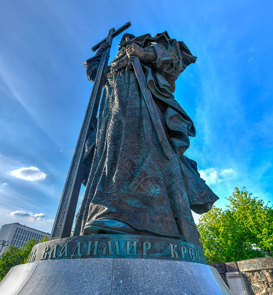 Spomenik Vladimirju Velikemu (ruskemu knezu Vladimirju Krstniku) na trgu Borovickaja ploščad v bližini Moskovskega Kremlja, Rusija