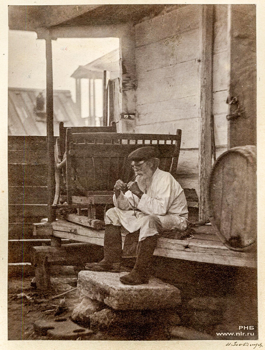 Un cosacco vende del vino Tsimljanskoe, 1875-1876