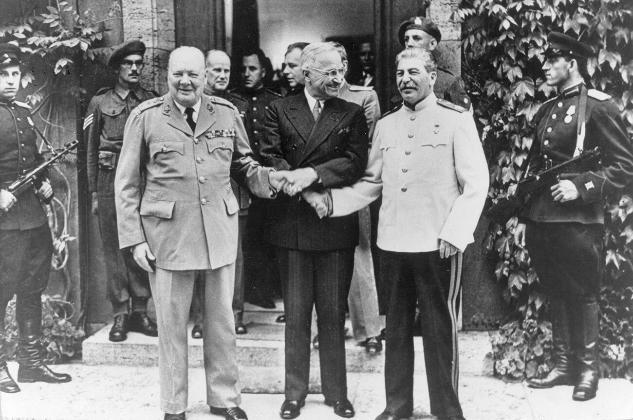 左から右へ：イギリスのチャーチル首相、アメリカのハリー・S・トルーマン大統領、ソ連の独裁者ヨシフ・スターリン。