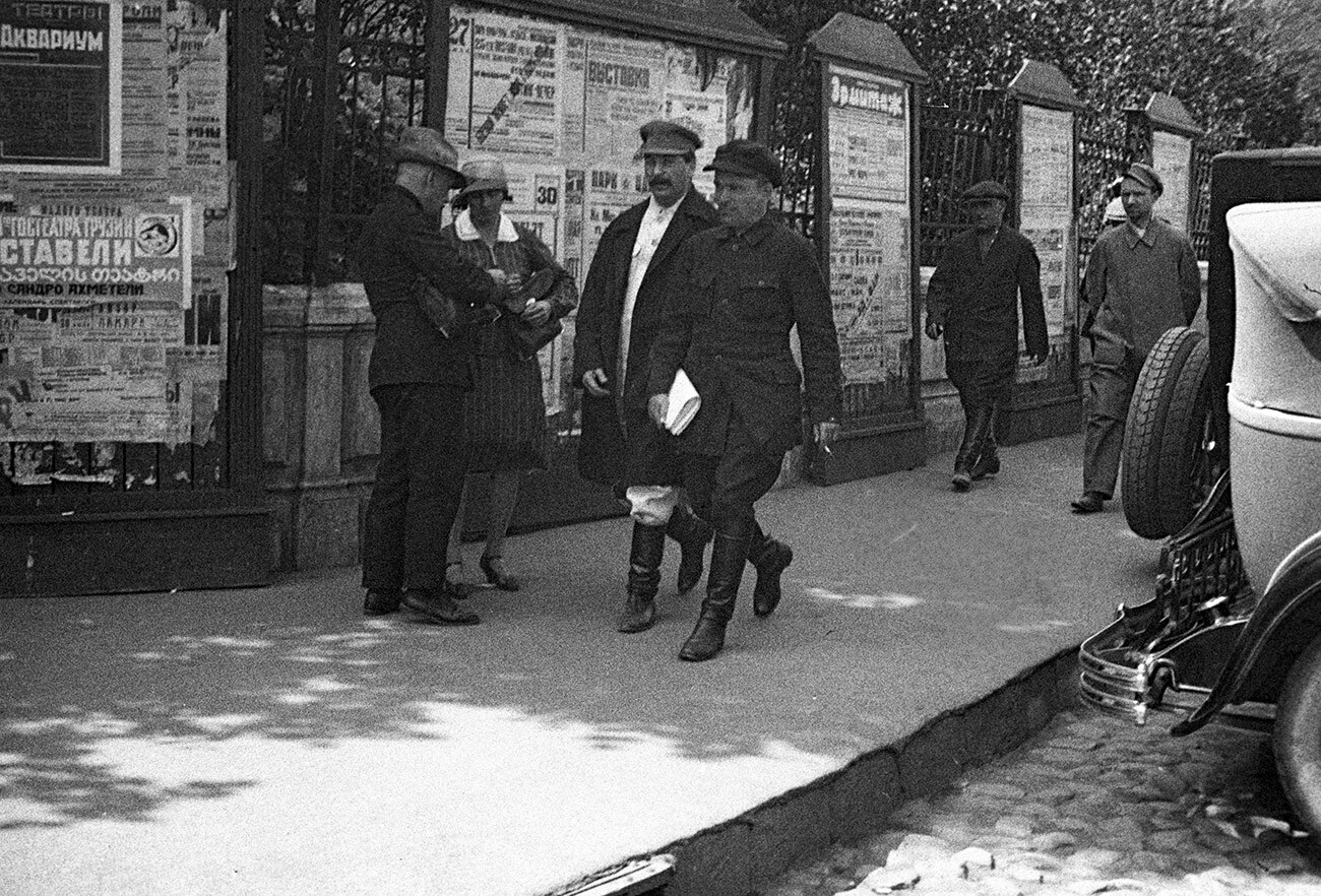 Joseph Stalin (a sinistra) e Sergej Kirov si dirigono verso la riunione del 16° Congresso del PCUS