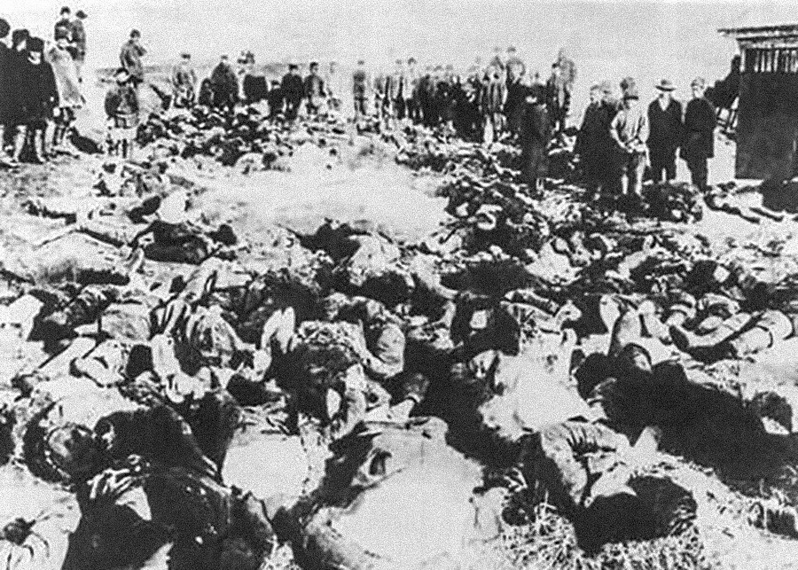 Opfer der Erschießung an der Lena (die Fotos wurden offenbar vom Stationsvorsteher der Gromowski-Minen aufgenommen, von Rt. Treschtschenko beschlagnahmt, aber aufbewahrt und veröffentlicht).
