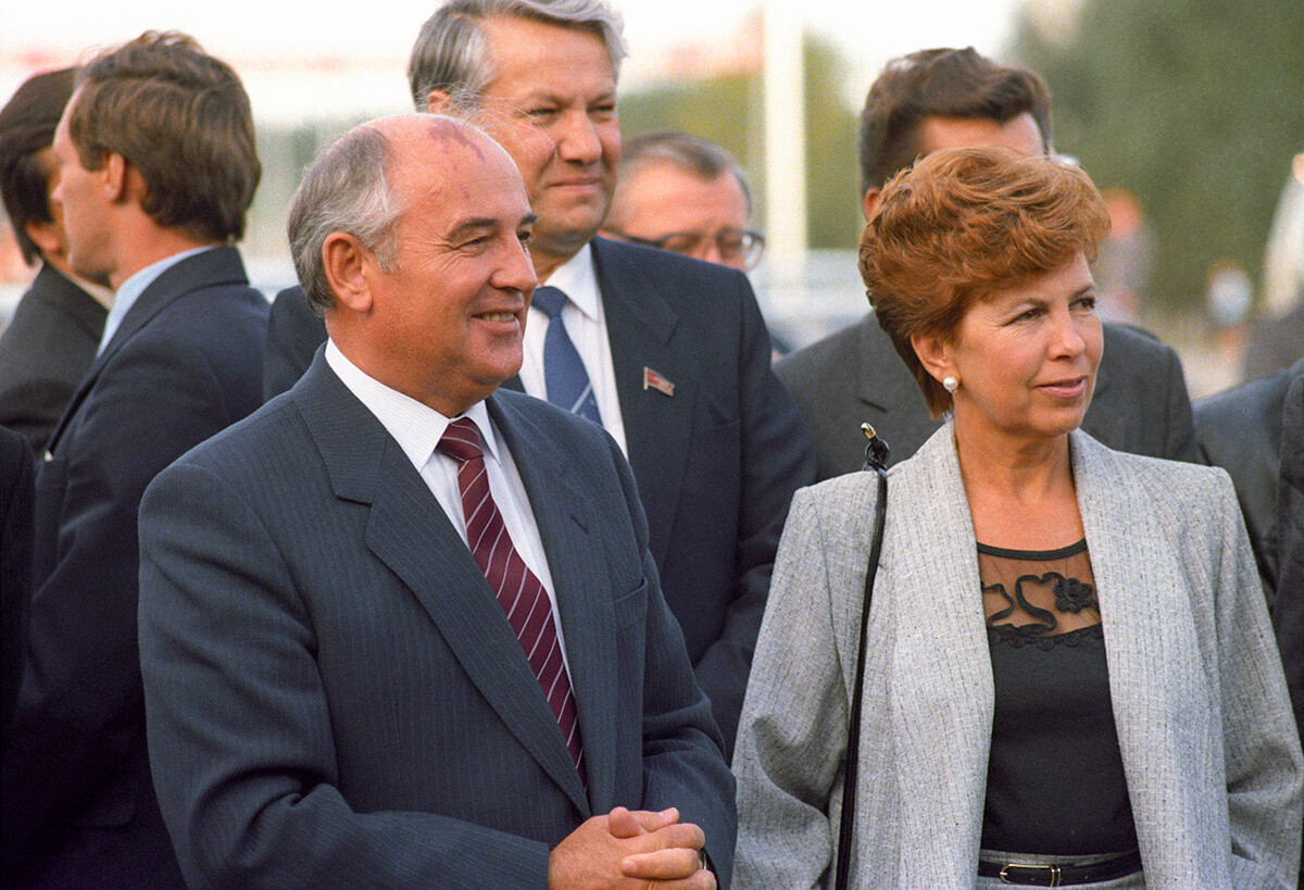 Горбачови в Тюмен, 1985 (на заден план е Борис Елцин)