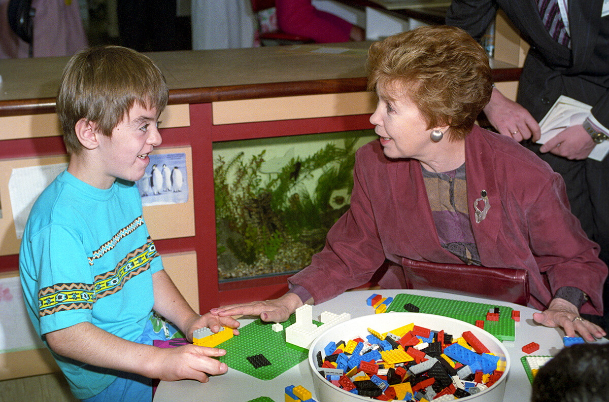  Раиса Горбачова в детска болница в Лондон, 1991 