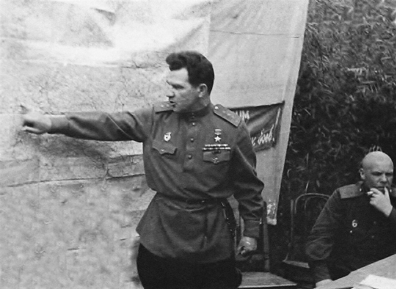 Генерал-полковник В.И. Чуйков у оперативной карты.