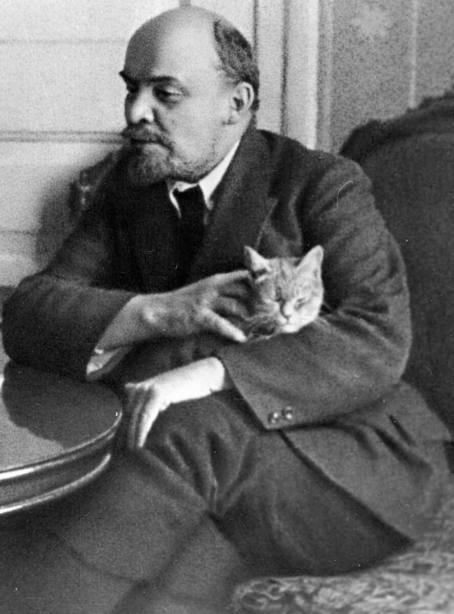 Vladimir Lenin selama wawancara dengan Lincoln Eyre, koresponden surat kabar Amerika “The World”, di apartemennya di Kremlin. Operator V. Cubs. AS, 1920.